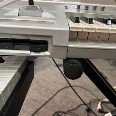 Korg Triton 61-Key 62-Voice Polyphonic Workstation 1999 - 2000 - Silver image 5