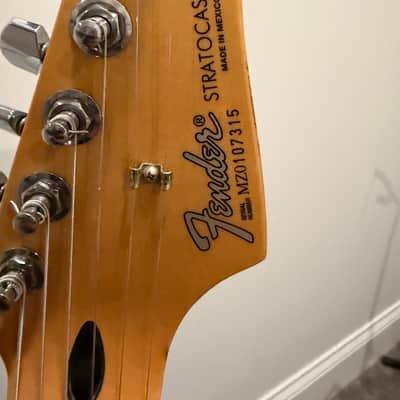 Fender Standard Stratocaster with Maple Fretboard 1998 - 2005 - Brown Sunburst image 12