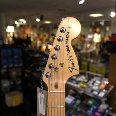 Fender American Special Stratocaster with Maple Fretboard 2010 - 2018 - 2-Color Sunburst image 3