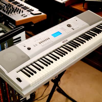 MUST SEE!!! YAMAHA DGX 220 SEMI-WEIGHTED 76-KEY DIGITAL PIANO IN AMAZING CONDITION!