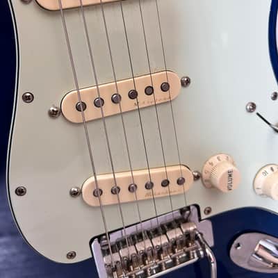 Fender Deluxe Players Stratocaster with Maple Fretboard 2019 - Sapphire Blue Transparent image 6