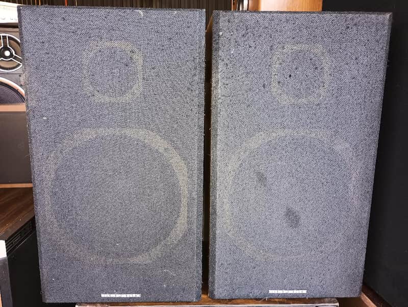 Marantz SP208 bookshelf speakers in good condition - 1970's image 1