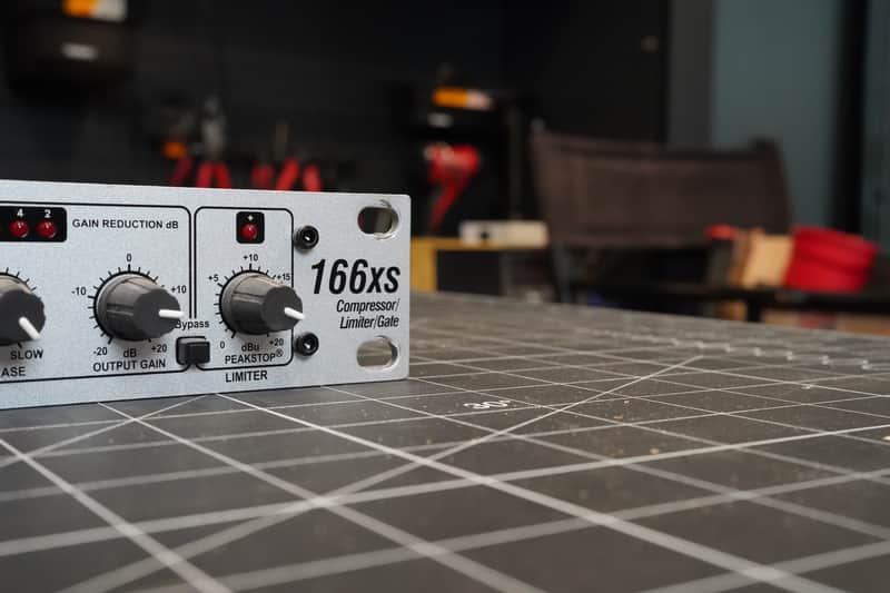 dbx 166xs Dual-Channel Compressor / Limiter / Gate 2010s - Silver