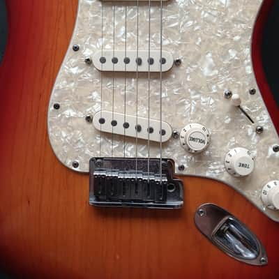Fender 50th Anniversary American Deluxe Stratocaster 2004 - Sunburst image 2