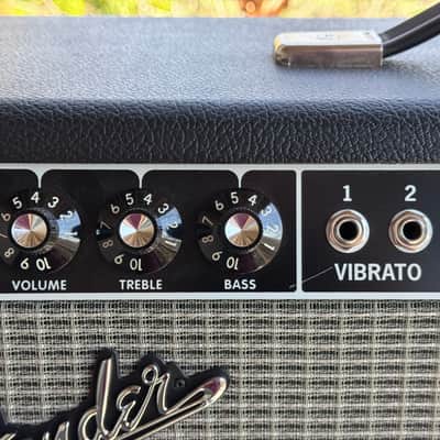 Fender ’65 Deluxe Reverb Reissue 22-Watt 1x12 Tube Combo 2004 - Black with silver tolex image 7