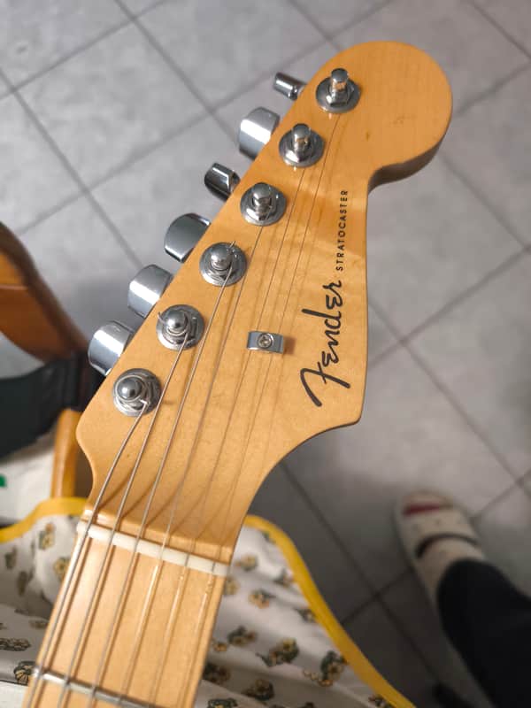 Fender American Elite Stratocaster HSS Shawbucker with Maple Fretboard 2016 - 2019 - 3-Color Sunburst