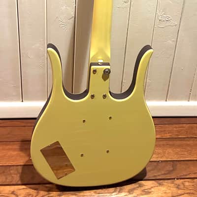 Danelectro Longhorn Bass MIK Late 90s - Yellow with brown sides image 4