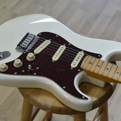 Fender Player Plus Stratocaster Olympic Pearl -  Incl Delux Gig Bag B Stock image 3