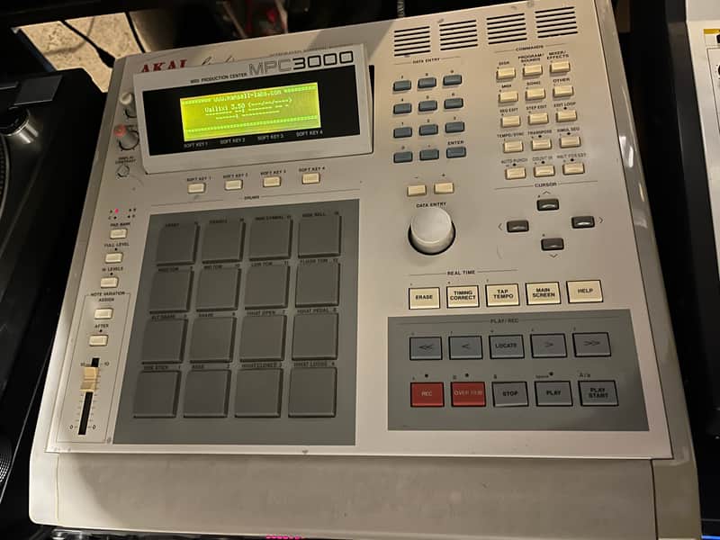 Akai MPC3000 MIDI Production Center 1993 - 2001 - Grey image 1