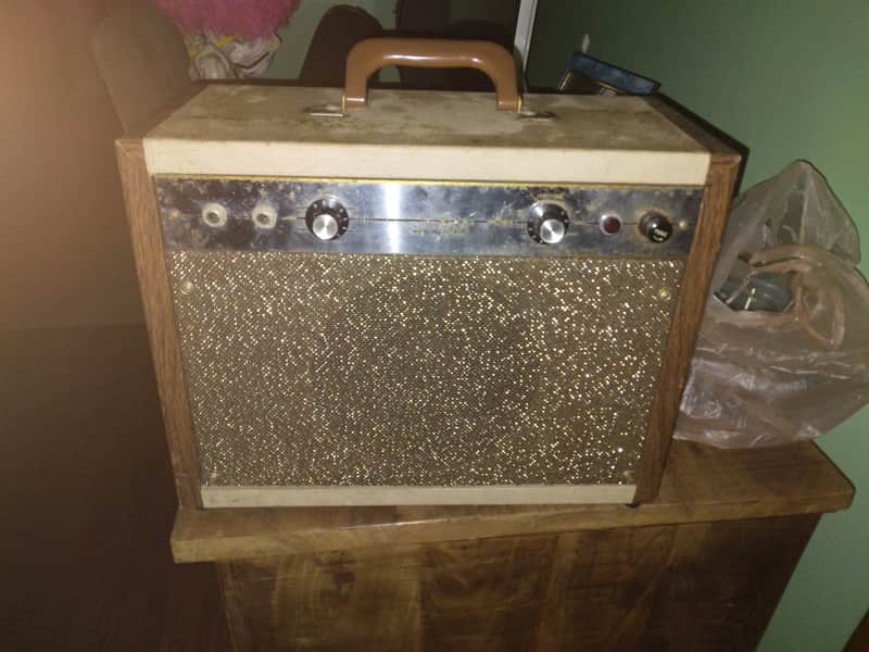 Montgomery Ward / Airline GVC 9032 Valero/Supro 1962 - simulated wood/tweed grill image 1