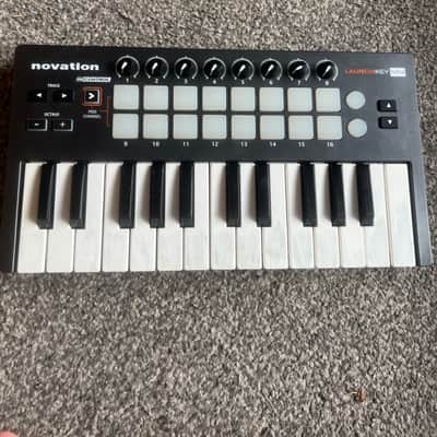 Novation Launchkey Mini MKII MIDI Keyboard Controller 2015 - 2019 - Black image 4