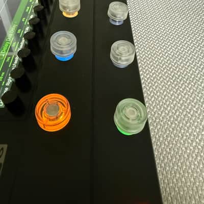 Line 6 Helix Stadium Floor – Mint Condition + 12 Clear Button Toppers + Tempered Glass Protector + 2 Balanced XLR Cables image 7