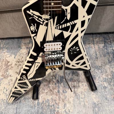 2015 EVH Striped Series Star – Black & White “1980 Invasion” – Verified Serial – Rare – Seymour Duncan JB Upgrade image 2