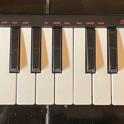 Akai Professional LPK25 Mini MIDI Keyboard image 1