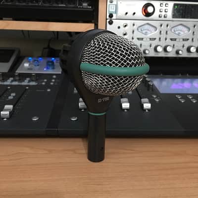 AKG D112 Large Diaphragm Dynamic Bass Drum Microphone | Reverb Canada