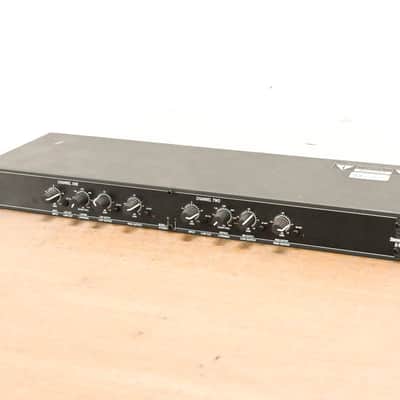 dbx 223 Stereo 2-Way / Mono 3-Way Crossover CG01242