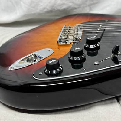 Fender American Standard Stratocaster Guitar with Case 2013 - 3-Color Sunburst / Maple neck image 16