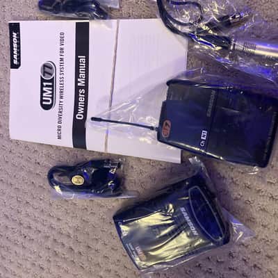 Samson UM1/77 Series - Camera Mountable UHF Wireless Lavalier Microphone System with UM1 Diversity Receiver - Black image 1
