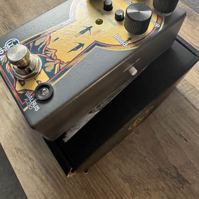 Walrus Audio Mira Optical Compressor 2022 - 2023 - Smoky Grey / Keyhole Graphic image 2