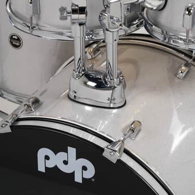 PDP Center Stage 5-Piece Drum Kit with Hardware Cymbals and Throne - Diamond White Sparkle (PDCE2215KTDW) imagen 5