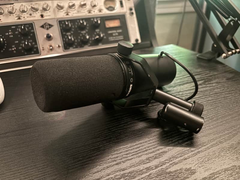 Shure SM7dB Cardioid Dynamic Microphone with Built-In Preamp 2023 - Present - Black image 1