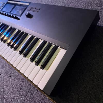 Native Instruments Komplete Kontrol S61 Mk2 2010s - Black image 4