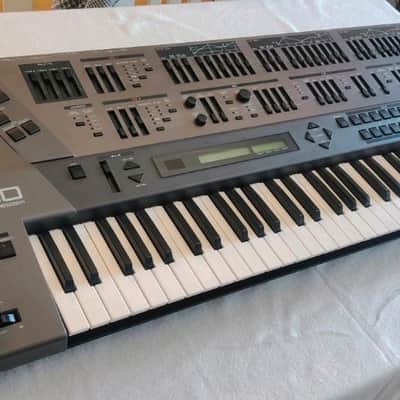 Roland JD-800 61-Key Programmable Synthesizer 1991 - 1995 - Carbon