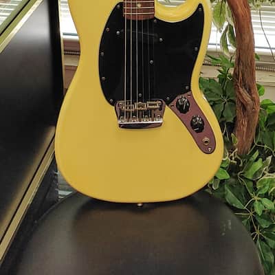 Fender Musicmaster Vintage Electric Guitar with Rosewood Fretboard 1976 - Olympic White image 1