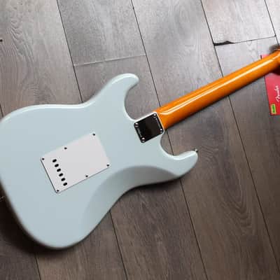 FENDER "American Vintage II 1965 Stratocaster, Round-Lam Rosewood Fingerboard, Sonic Blue" HARDCASE, 3, 69 KG image 2