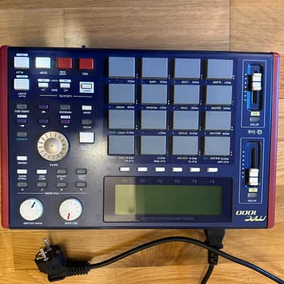 Akai MPC1000 Music Production Center 2004 - 2013 - Blue image 2