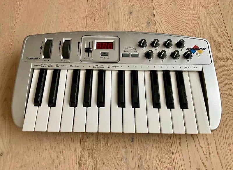 M-Audio Oxygen 8 25-Key MIDI Controller Keyboard 2002 - 2005 - Silver image 1