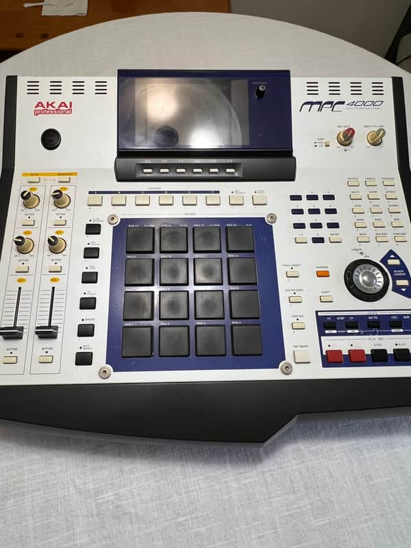Akai MPC4000 Music Production Center 2002 - 2007 - White image 1