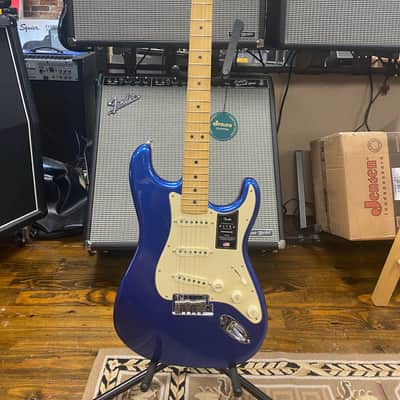Fender American Ultra Stratocaster with Maple Fretboard Cobra Blue Bild 1