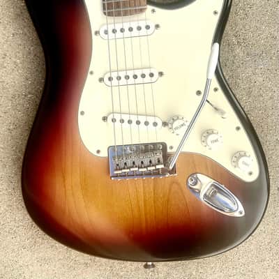 Fender Highway One Stratocaster with Rosewood Fretboard 2006 - 2011 - 3-Color Sunburst image 2