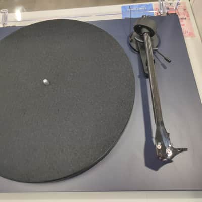 Pro-Ject Debut Carbon EVO Belt Drive Turntable 2020 - Present - Gloss Black image 2