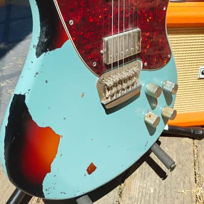 Squier Paranormal Toronado 2021 - Present - 3-Color Sunburst image 3