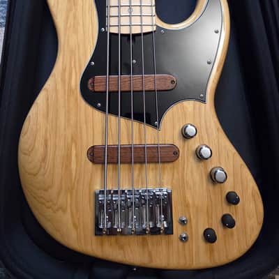 Xotic XJ-1T 5-String Active Jazz Bass – Excellent Condition – Natural Ash/Maple – Premium Hybrid Case. 9.6lbs image 2