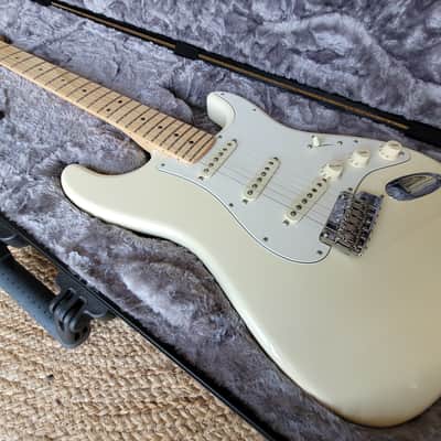 Fender American Professional Stratocaster with Maple Fretboard 2017 - 2019 - Olympic White image 3