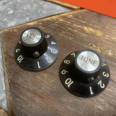 Real Life Relics Aged Bakelite Black Fender® Witch Hat 72 Telecaster® Custom And Amp Knobs (Set of 2)    [DK3]