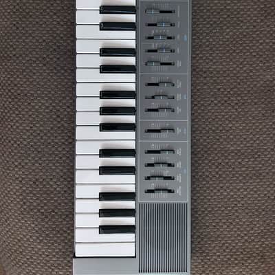 Yamaha CS01 Monophonic Synthesizer - 1982 - Vintage image 5