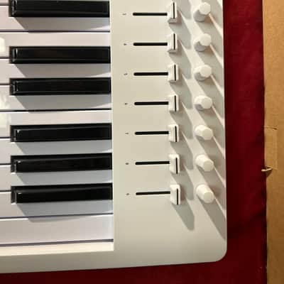 Arturia KeyLab 61 MkIII MIDI Controller 2024 - Present - White image 8