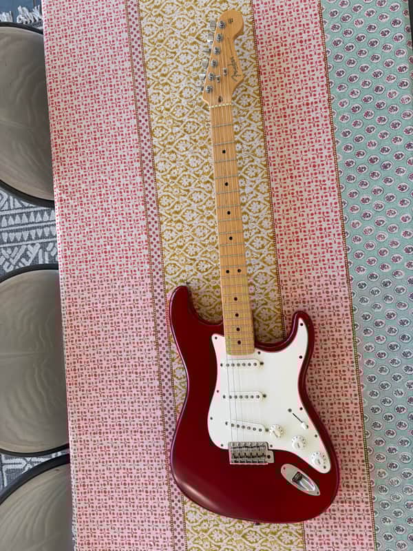 Fender Highway One Stratocaster with Maple Fretboard 2002 - 2005 - Crimson Red Transparent