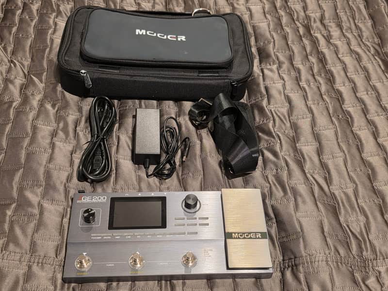 Mooer GE-200 Guitar Multi-Effects with soft case image 1