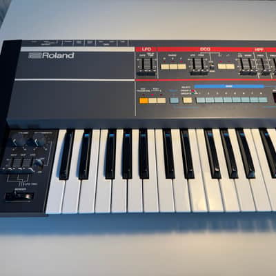Roland Juno-106 61-Key Programmable Polyphonic Synthesizer Mint Condition Original box image 2