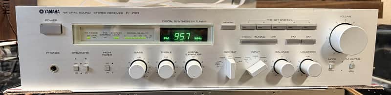 Vintage Yamaha R-700 Natural Sound AM/FM Stereo Receiver For Parts SEE VIDEO image 1