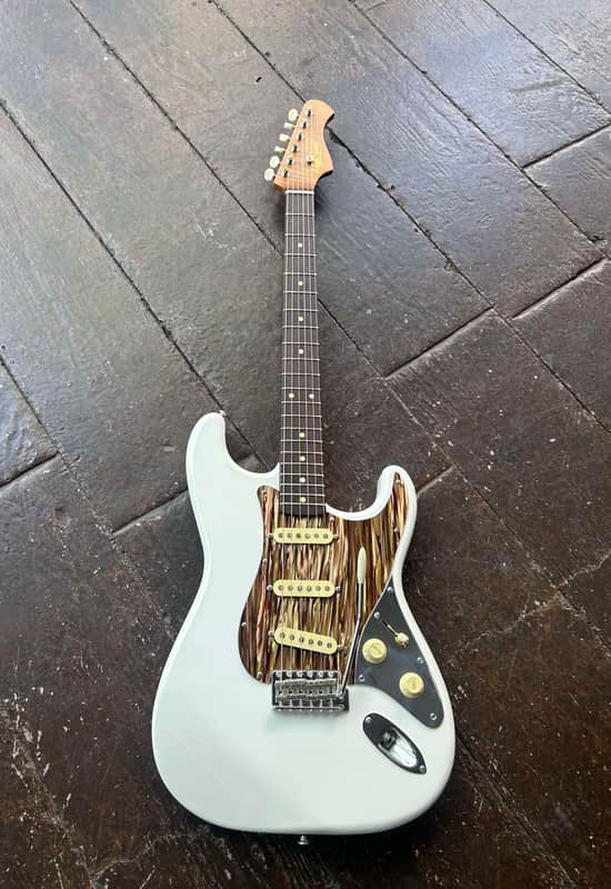High Spirit Guitars Stray Hawk 2025 - White image 1