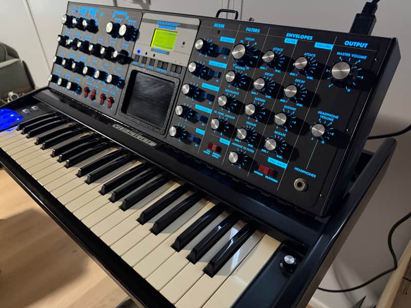 Moog MiniMoog Voyager Electric Blue Edition 44-Key Monophonic Synthesizer