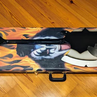 Cort 2010 Gene Simmons AXE Neckthrough, EMG Active Pickups KISS Bass Guitar w/OHSC, RARE! image 10