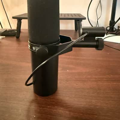 Shure SM7dB Cardioid Dynamic Microphone with Built-In Preamp 2023 - Present - Black image 2