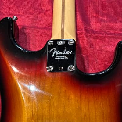 Fender American Standard Stratocaster with a maple Fretboard 1998 - 2002 3-Color Sunburst image 6
